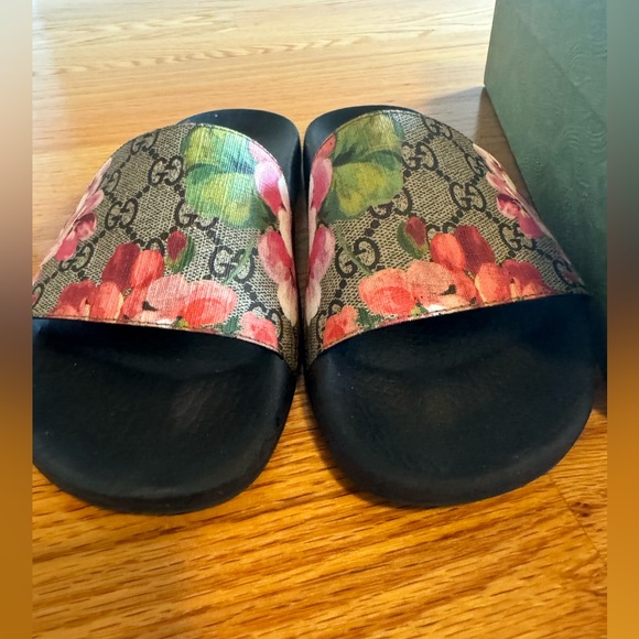 WOMENS size 37 Gucci Pursuit Slide Sandal - Picture 3 of 4